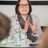 Irina Scherbakowa spricht und gestikuliert.