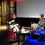 Elias Hirschl liest aus seinem Buch vor, Hanna Hamel hört zu.