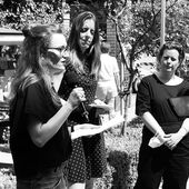 Drei Frauen stehen nebeneinander. Eine, Hanna Hamel, hält ein Mikrofon. Die anderen beiden, Janika Gelinek und Sonja Longolius, schauen zu ihr herüber.