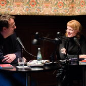 Bov Bjerg und Christine Kutschbach sitzen am Lesetisch, beide lächeln