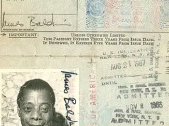 Ein altes US-Passdokument mit dem Foto und der Unterschrift von James Baldwin.