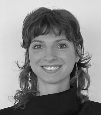 Schwarz-weißes Portraitfoto von Sophie Breßler.