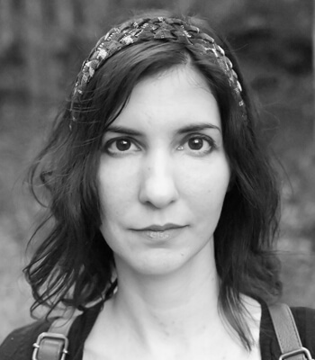 Schwarz-weißes Portraitfoto von Duygu Ergun.