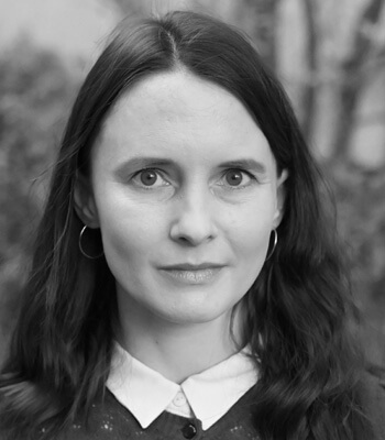 Schwarz-weißes Portraitfoto von Sandra Folie