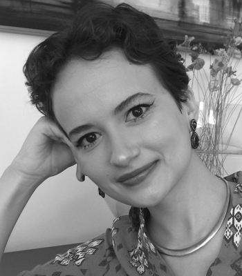 Schwarz-weißes Portraitfoto von Paula Magalhães.