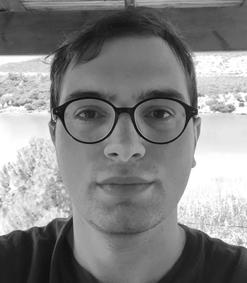 Schwarz-weißes Portraitfoto von Emir Yigit.