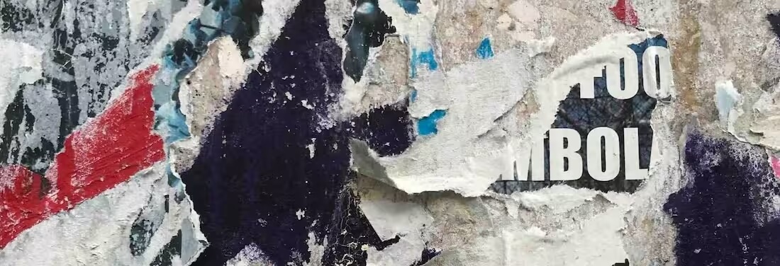 Abgerissene Werbeplakate