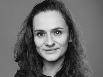Black and white portrait photo of Sophie-Charlott Hartisch.
