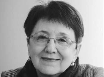 Schwarz-weißes Portraitfoto von Tamara Hundorova.