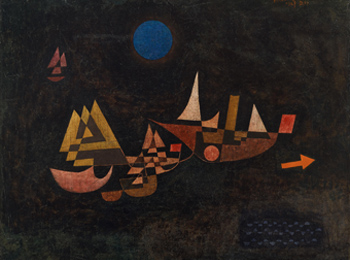 Painting by Paul Klee: Four stylized sailboats on dark water, dominated by nocturnal tones. A blue full moon at the edge subtly illuminates the scene, while a red arrow symbolizes movement.